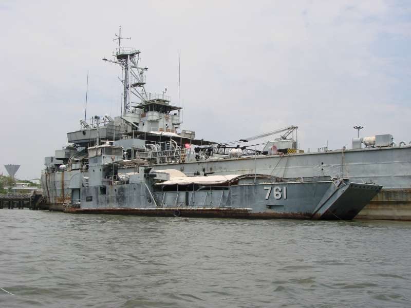 L'épaves HTMS Mataphon avec le centre de plongée 5 étoiles Dive Académy Thailand Diving Pattaya Thaïlande Asie