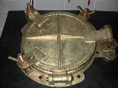 vestal porthole 1, HMS Vestal restaurés provenant du champ de débris, tels que des étuis à coquilles et des hublots, ont confirmé les épaves d'origine britannique vestal porthole 1, HMS Vestal restaurés provenant du champ de débris, tels que des étuis à coquilles et des hublots, ont confirmé les épaves d'origine britannique